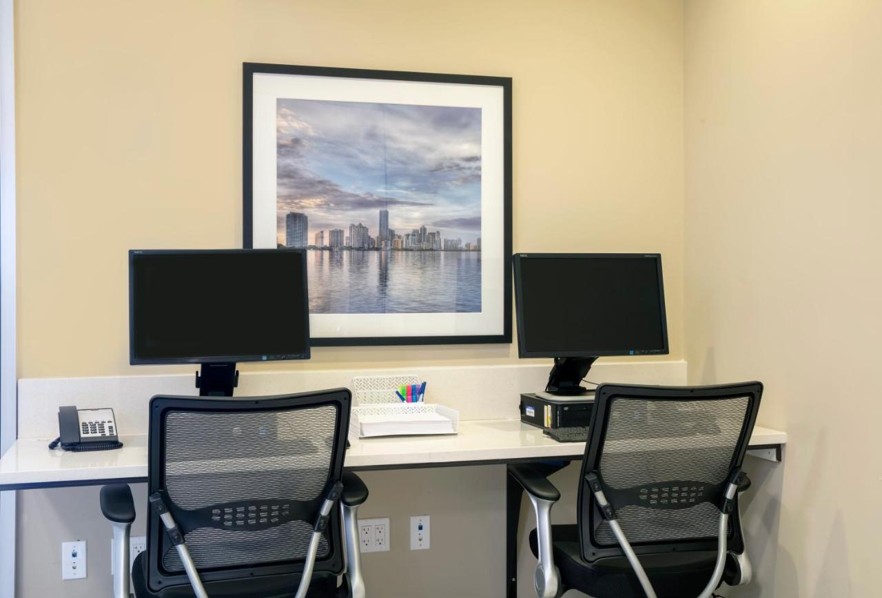 Candlewood - Miami Exec Airport - Kendall By Ihg Hotel Country Walk