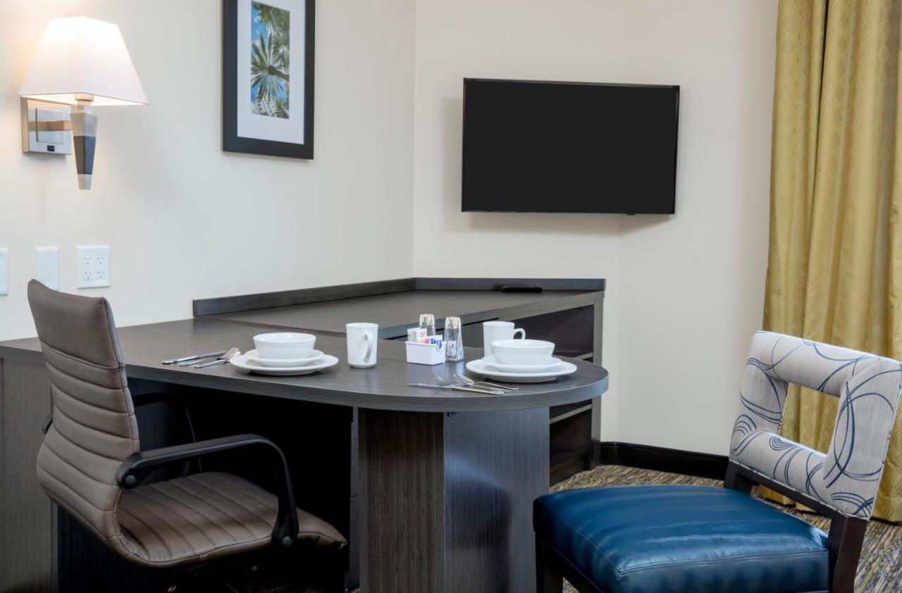 Candlewood - Miami Exec Airport - Kendall By Ihg Hotel Country Walk